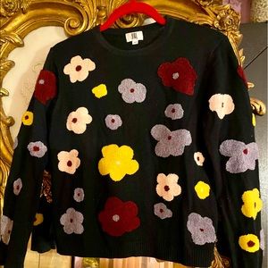 Sweater with appliqué flowers